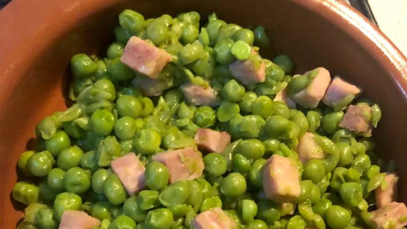 Piselli e prosciutto cotto in padella