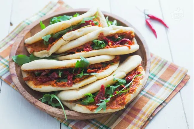 Pita con hummus di pomodori secchi