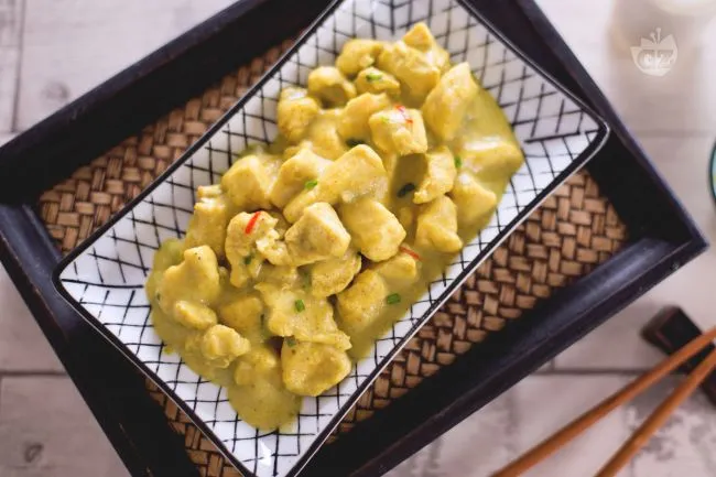 Pollo al latte di cocco e curry