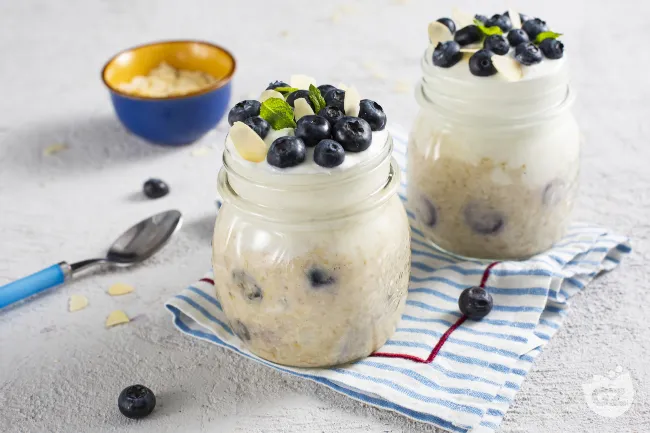 Porridge overnight con mirtilli
