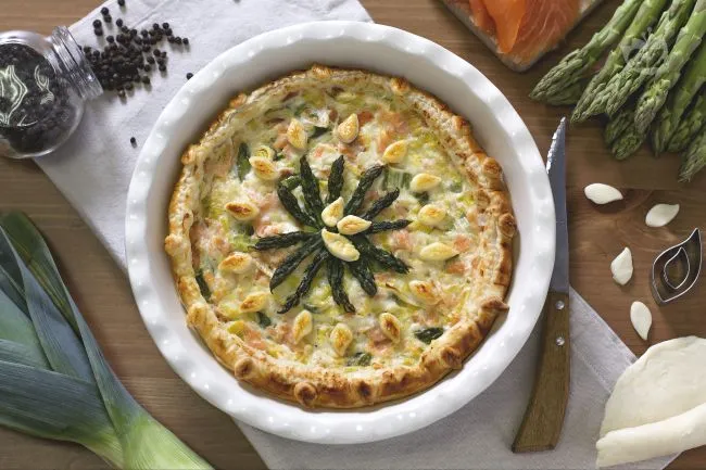 Quiche al salmone con asparagi e porri