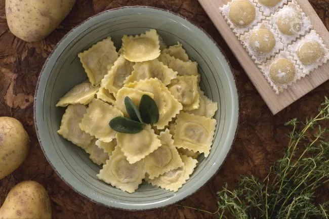 Ravioli di patate ripieni di salsiccia