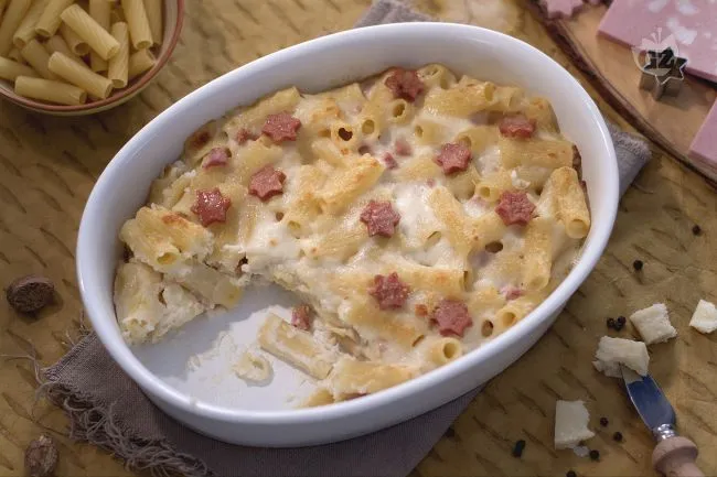 Rigatoni gratinati con stelline di mortadella