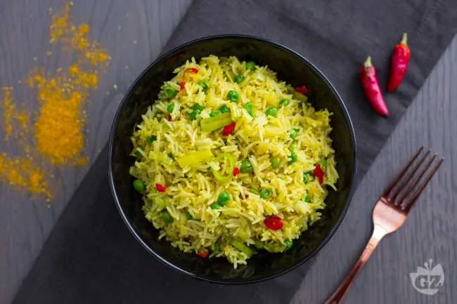 Riso al curry con porri e piselli