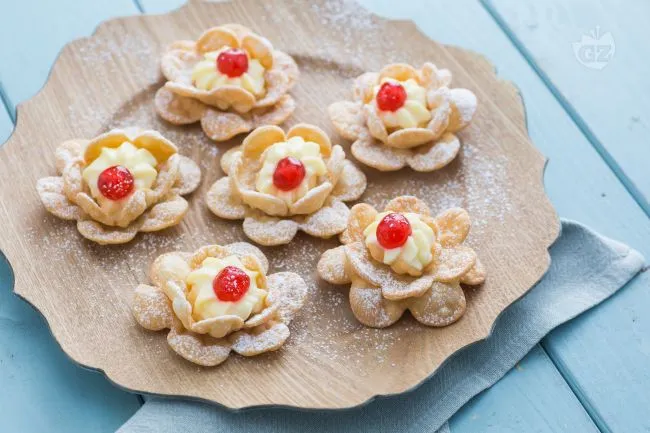 Rose di carnevale fritte con crema