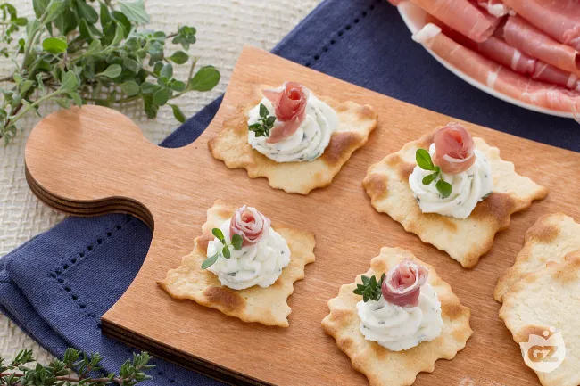 Roselline di crudo su sfoglie classiche