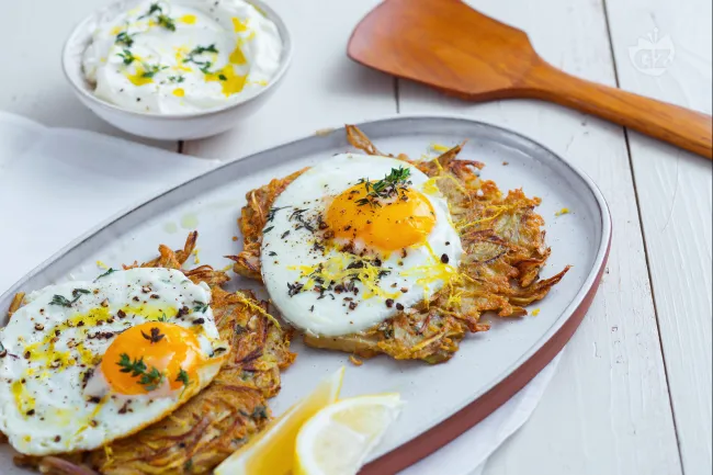 Rosti di carciofi con uova al tegamino