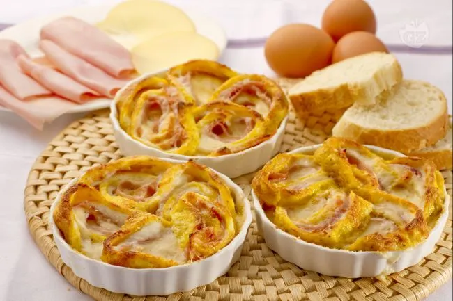 Rotolo di frittata con prosciutto e scamorza