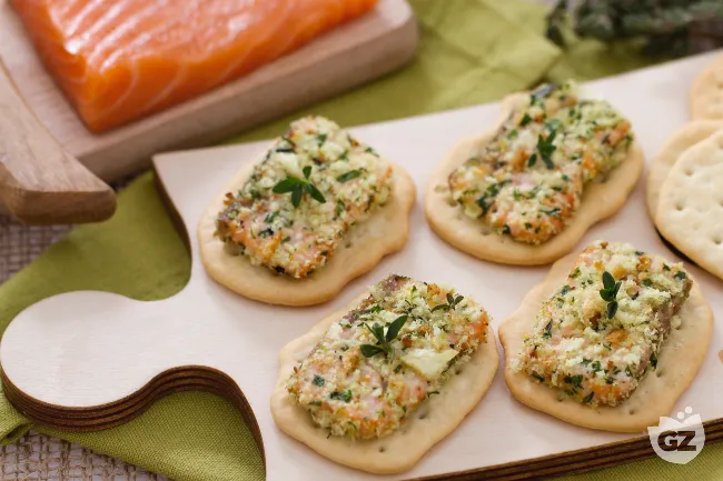 Salmone croccante su schiacciate