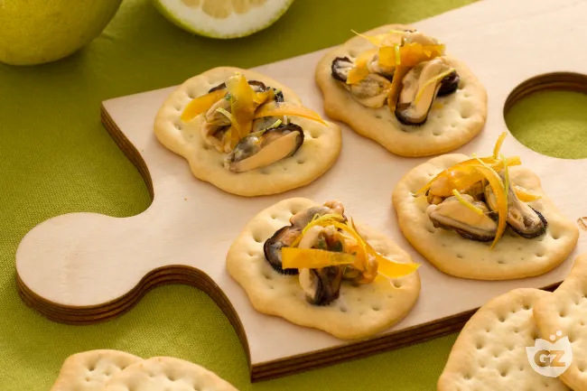 Schiacciate con cozze, bottarga e scorza