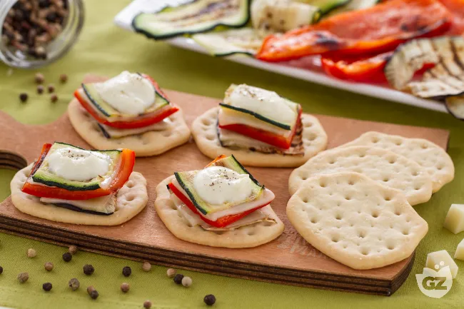 Schiacciate con torretta di verdure e fonduta