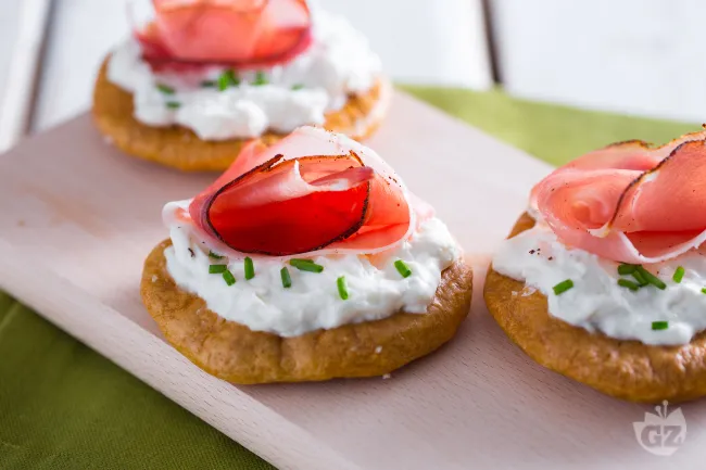 Schiacciatine farcite con speck