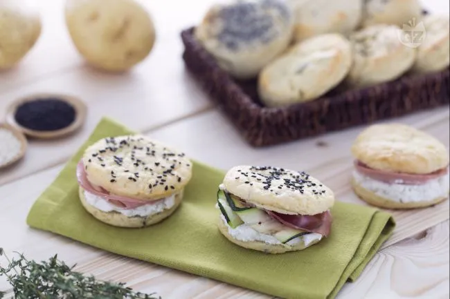 Scones salati alle patate ripieni