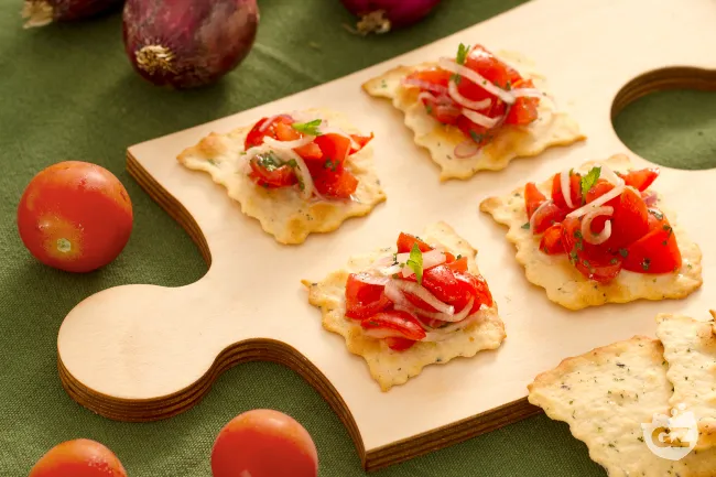 Sfoglie alle olive con cipolle e pomodorini