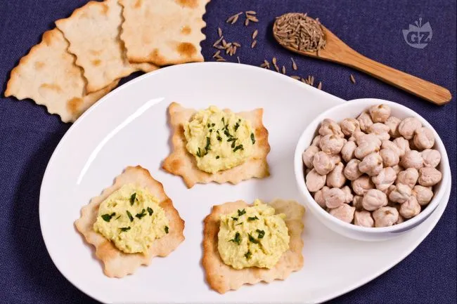Sfoglie croccanti con hummus di ceci