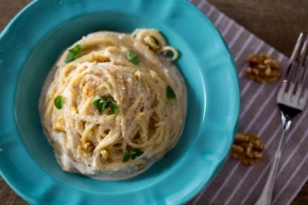 Spaghetti al pesto di noci cremoso