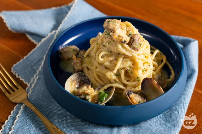 Spaghetti con pesto di limone e vongole