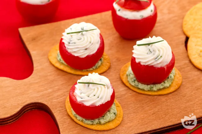 Spianatine con pomodorino ripieno di formaggio