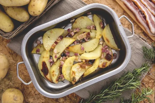 Spicchi di patate al forno con pancetta