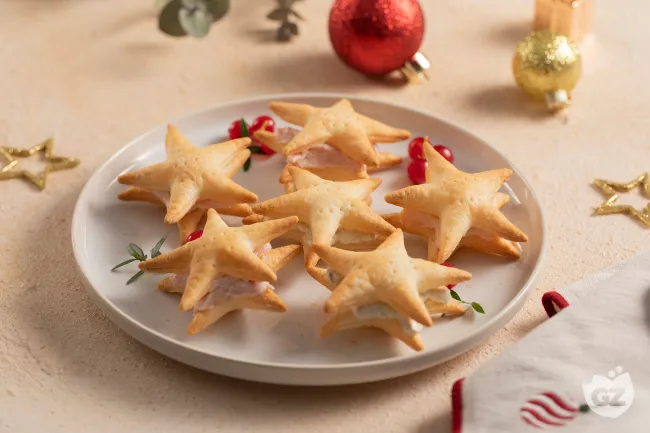 Stelle di pasta sfoglia farcite