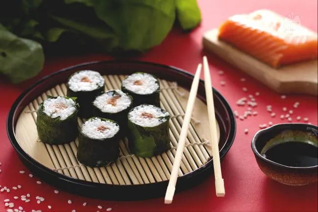 Sushi all'italiana con bietole e salmone