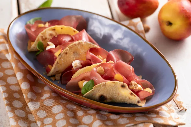 Tacos con bresaola e pesche