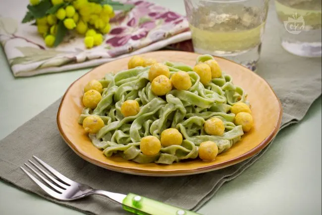 Tagliatelle mimosa con polpettine