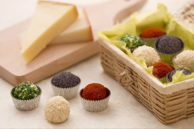 Tartufini di formaggio ai quattro colori