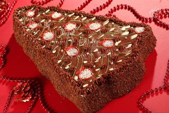 Torta albero di natale con mandorle
