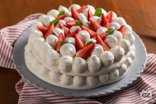 Torta meringata alle fragole