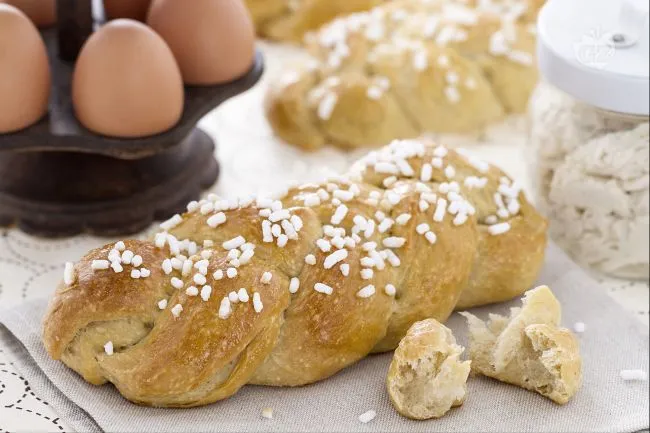 Treccine di brioche con lievito