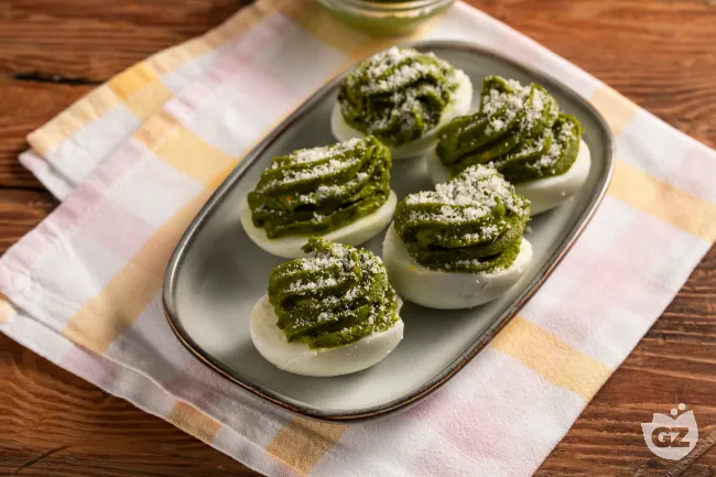 Uova ripiene con pesto