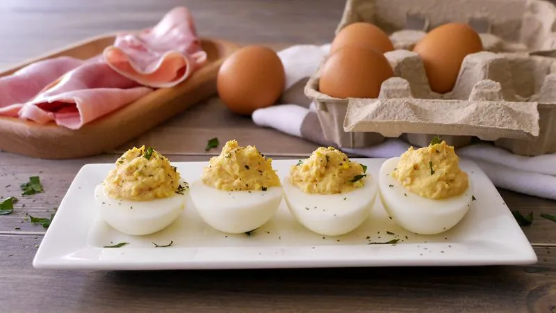 Uova ripiene con prosciutto e caprino