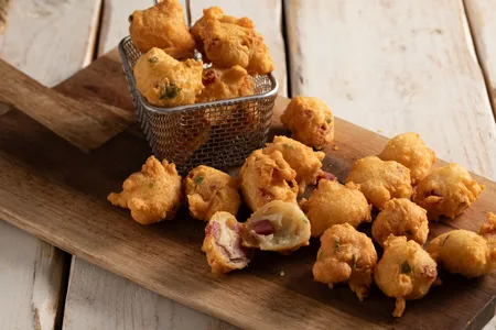 Zeppoline salate con salame e parmigiano