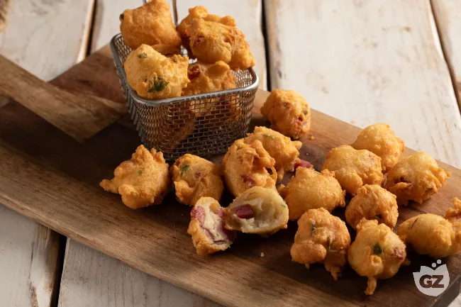 Zeppoline salate con salame e parmigiano