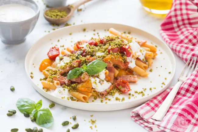 Ziti con pomodori, pancetta e stracciatella