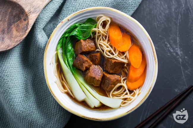 Zuppa di noodles con manzo speziato e verdure croccanti